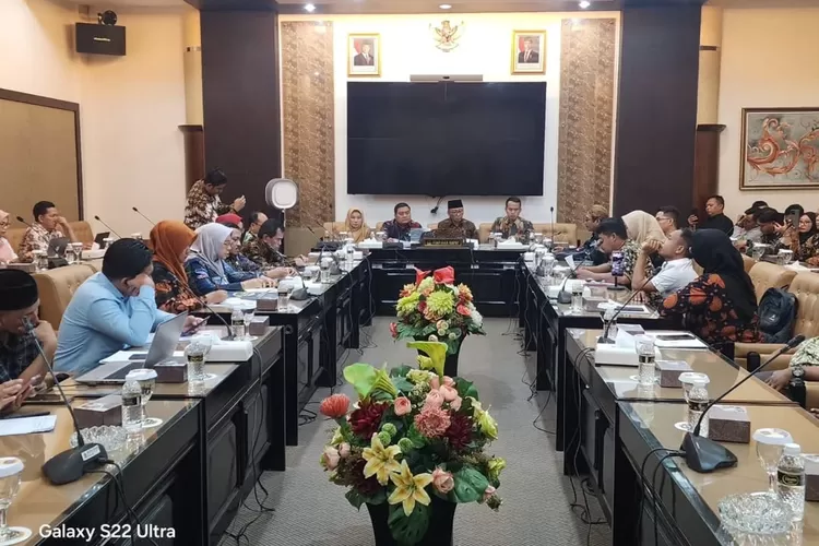 Komisi E DPRD Jatim menerima audiensi Forum Komunikasi Guru Honorer Negeri (FKGHN), Forum Guru R3 PPPK, dan wali murid dari SMAN 1 Turen, Kamis, 23 Januari 2025. (Foto: Instagram/puguharema)