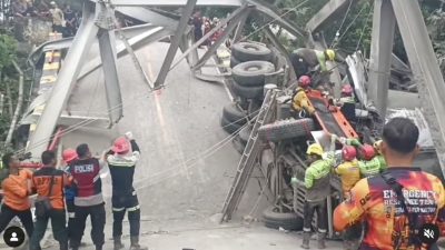 Proses evakuasi korban kecelakaan truk yang menabrak Jembatan Busui di Desa Busui, Kecamatan Batu Sopang, Kabupaten Paser, Kalimantan Timur. Kejadian ini menyebabkan jalan lintas Kaltim-Kalsel lumpuh total.