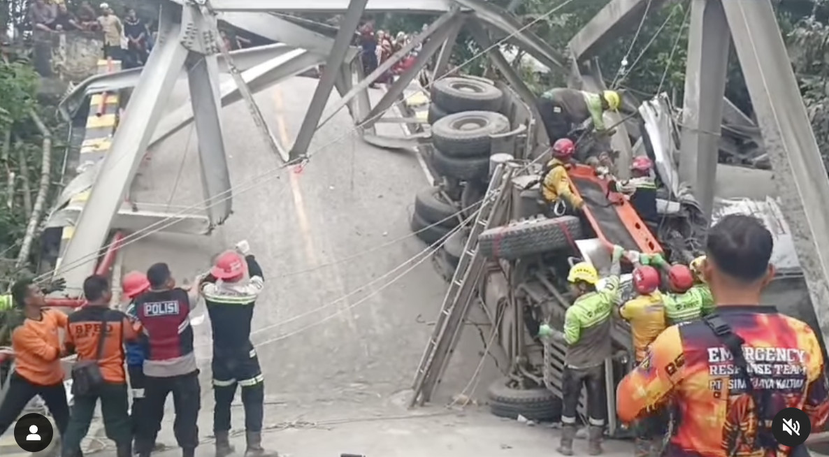 Proses evakuasi korban kecelakaan truk yang menabrak Jembatan Busui di Desa Busui, Kecamatan Batu Sopang, Kabupaten Paser, Kalimantan Timur. Kejadian ini menyebabkan jalan lintas Kaltim-Kalsel lumpuh total.