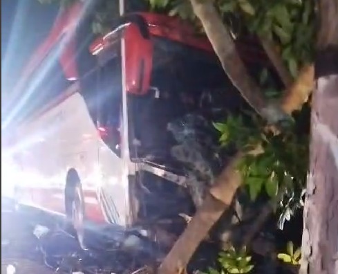 Kecelakaan bus pariwisata di Kota Batu menewaskan empat orang. Simak detailnya dan dampak tragedi ini bagi masyarakat!