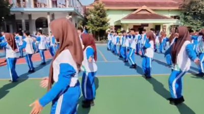 Para siswa SMANDA (SMA Negeri 2 Malang) dengan semangat mengikuti kegiatan Senam Anak Indonesia Hebat di lapangan sekolah, menciptakan suasana ceria dan penuh energi. (Foto: Instagram sman2malang)