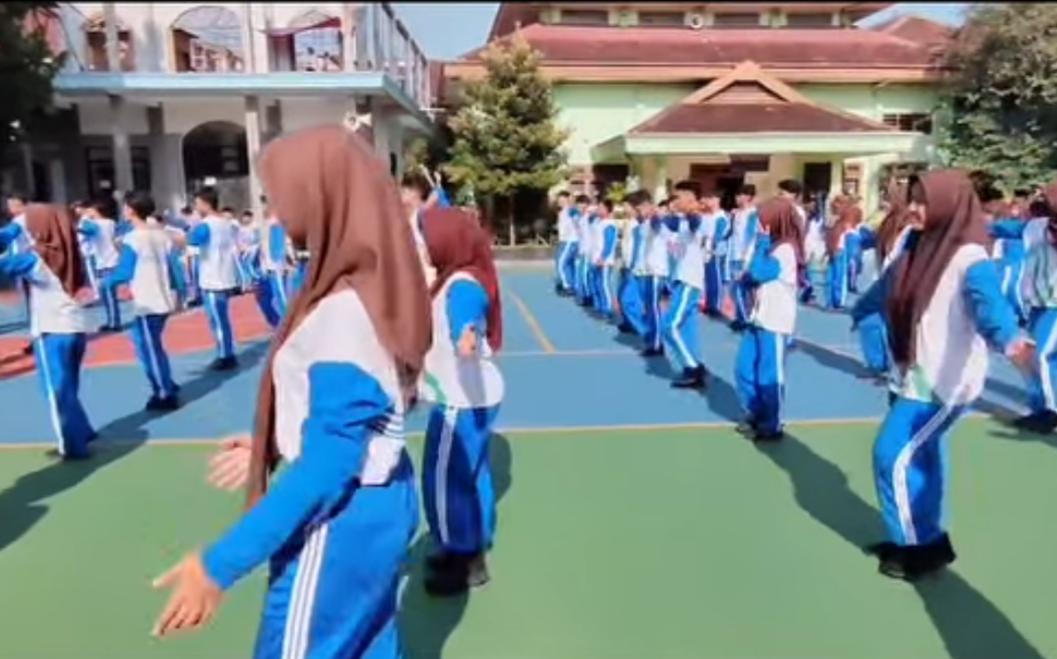 Para siswa SMANDA (SMA Negeri 2 Malang) dengan semangat mengikuti kegiatan Senam Anak Indonesia Hebat di lapangan sekolah, menciptakan suasana ceria dan penuh energi. (Foto: Instagram sman2malang)