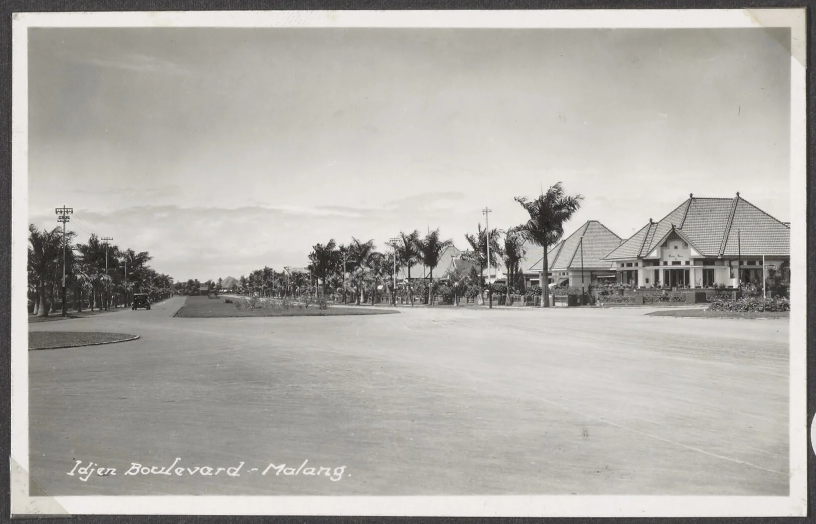 Jelajahi sejarah Jalan Ijen Boulevard di Malang, kawasan elit Belanda dengan arsitektur kolonial yang memukau dan nilai sejarah yang kaya.