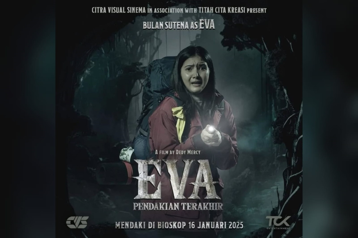 Poster film Eva: Pendakian Terakhir menampilkan karakter utama Eva (Bulan Sutena) dan Pasha (Keisha Alvaro) di tengah suasana gunung yang menyeramkan. Film ini mengangkat kisah nyata para pendaki yang menghadapi kejadian horor setelah melanggar pantangan di gunung.