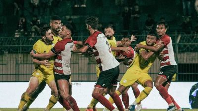 Suasana pertandingan antara Madura United dan Barito Putera dalam laga pekan ke-19 Liga 1 2024/2025 di Stadion Gelora Bangkalan, Madura, Sabtu (18/1/2025).