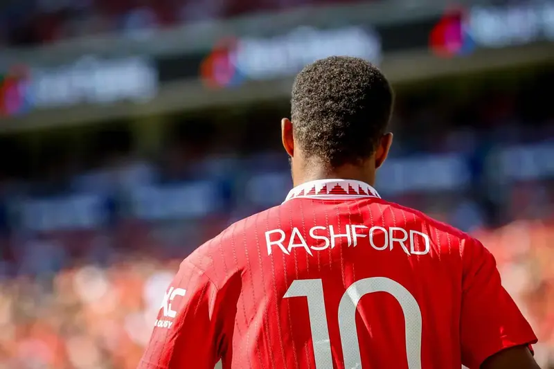 Marcus Rashford dikabarkan akan meninggalkan Manchester United pada Januari 2025. Rio Ferdinand terkejut jika Rashford bertahan, dan Borussia Dortmund disebut sebagai klub yang paling cocok untuk sang penyerang. Simak detailnya di sini.