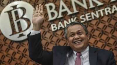 Gubernur BI Perry Warjiyo mengumumkan penurunan BI Rate menjadi 5,75% dalam konferensi pers RDG Januari 2025.