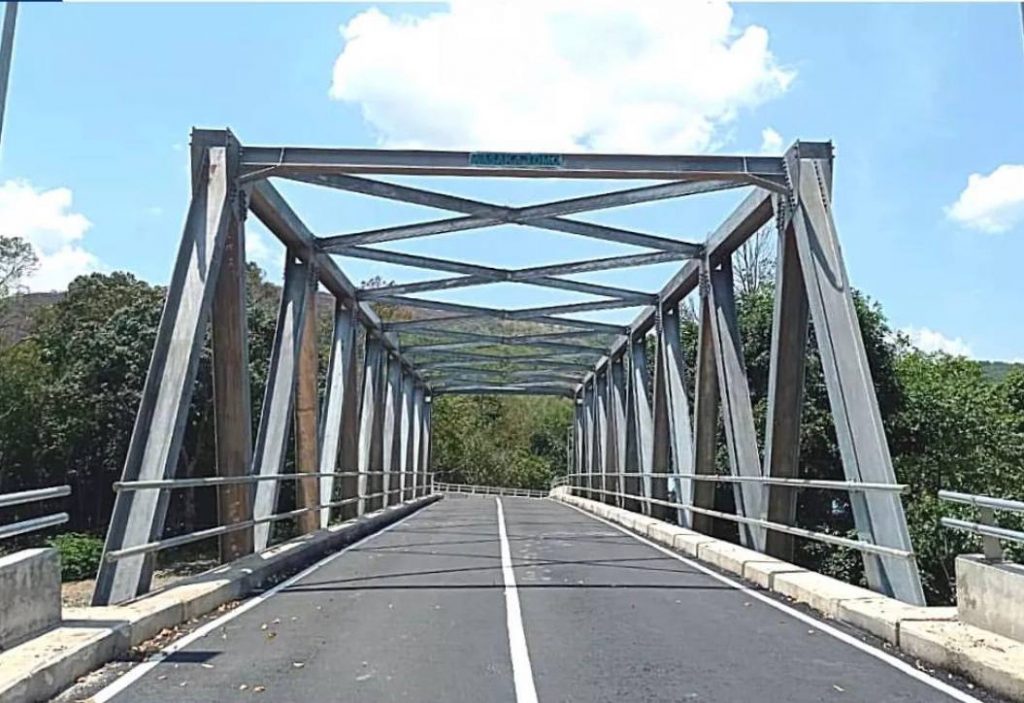 Jembatan Busui yang runtuh di Desa Busui, Kecamatan Batu Sopang, Kabupaten Paser, Kalimantan Timur, setelah dilintasi truk tangki bermuatan semen. Jalan lintas Kaltim-Kalsel kini lumpuh total.