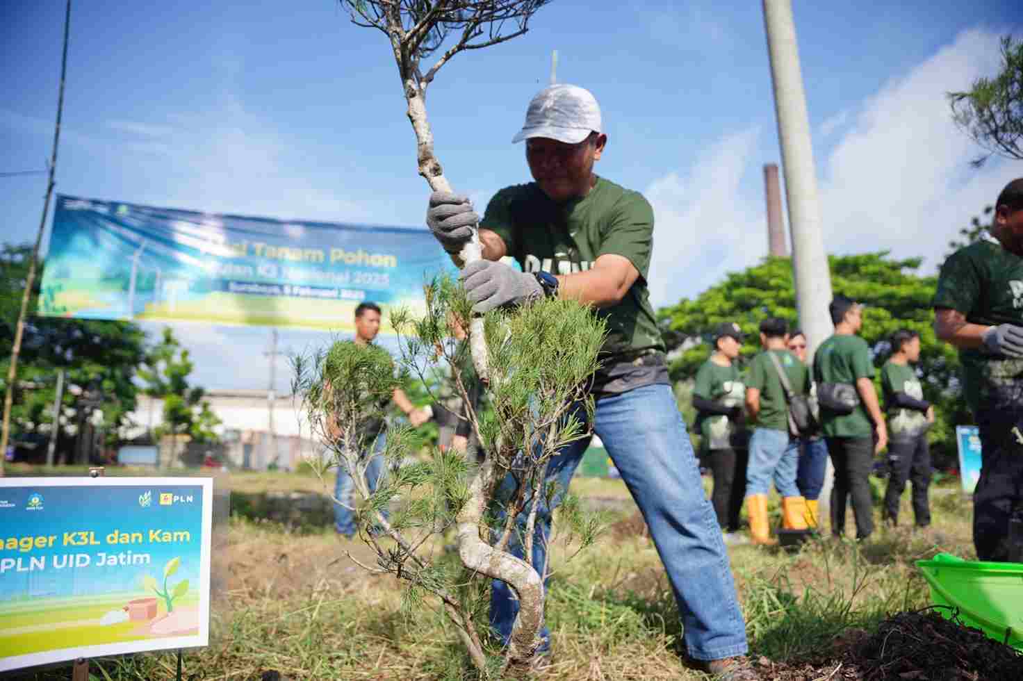 PLN Jatim menggelar aksi tanam pohon, sosialisasi keselamatan listrik, dan donor darah dalam rangka Bulan K3 Nasional 2025