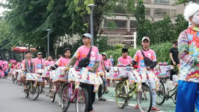 Pedagang Kopi Keliling Meramaikan Parade TOP Mokachinno Double Shot