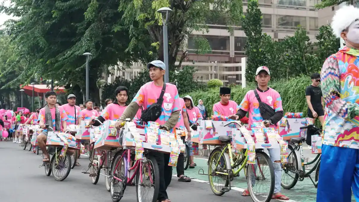 Pedagang Kopi Keliling Meramaikan Parade TOP Mokachinno Double Shot